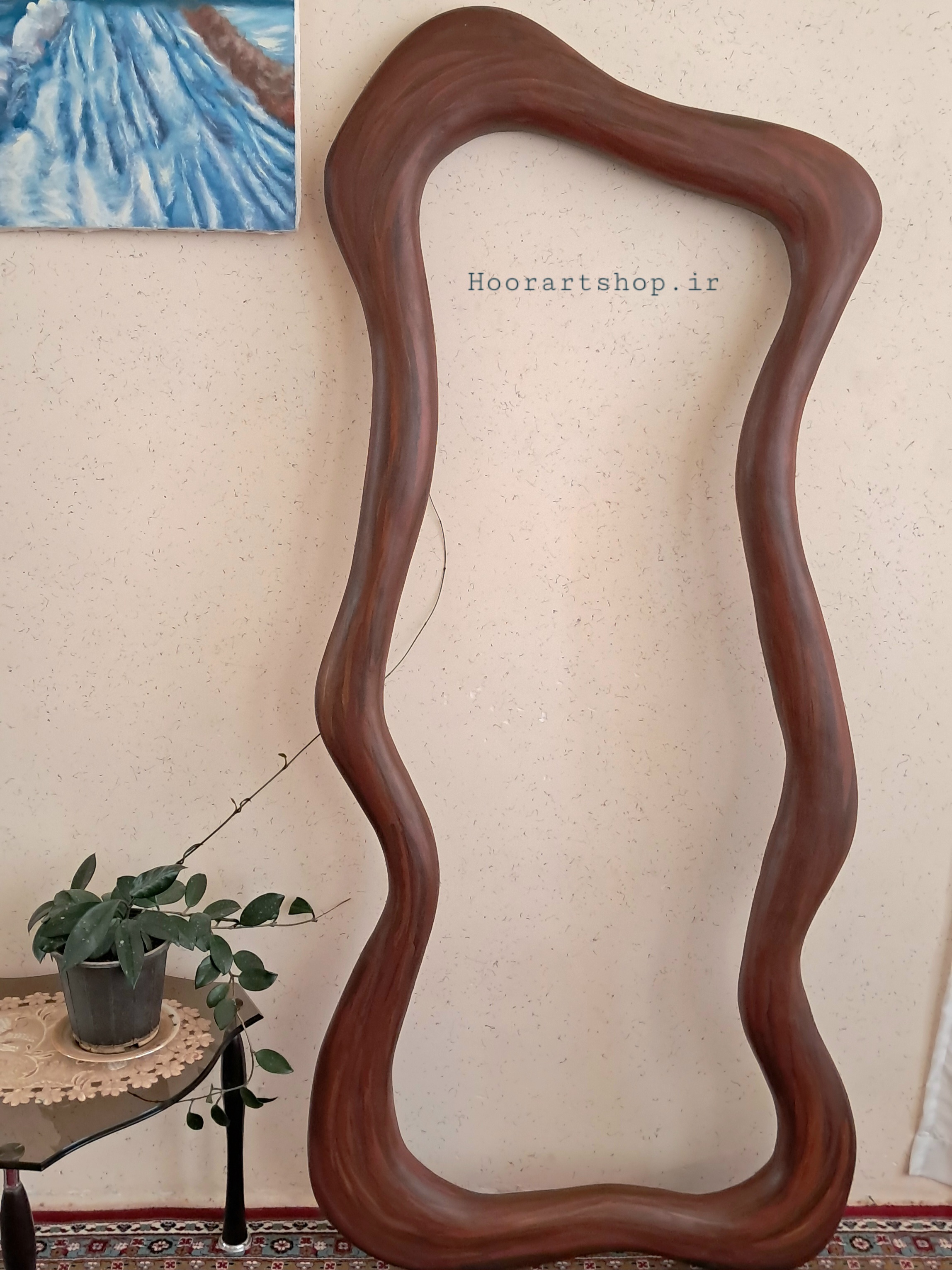 آینه قدی پاپیه‌ماشه بلوط با طراحی ارگانیک، رنگ قهوه‌ای الهام‌گرفته از چوب و فرم موج‌دار، مناسب دکوراسیون مدرن و طبیعی.